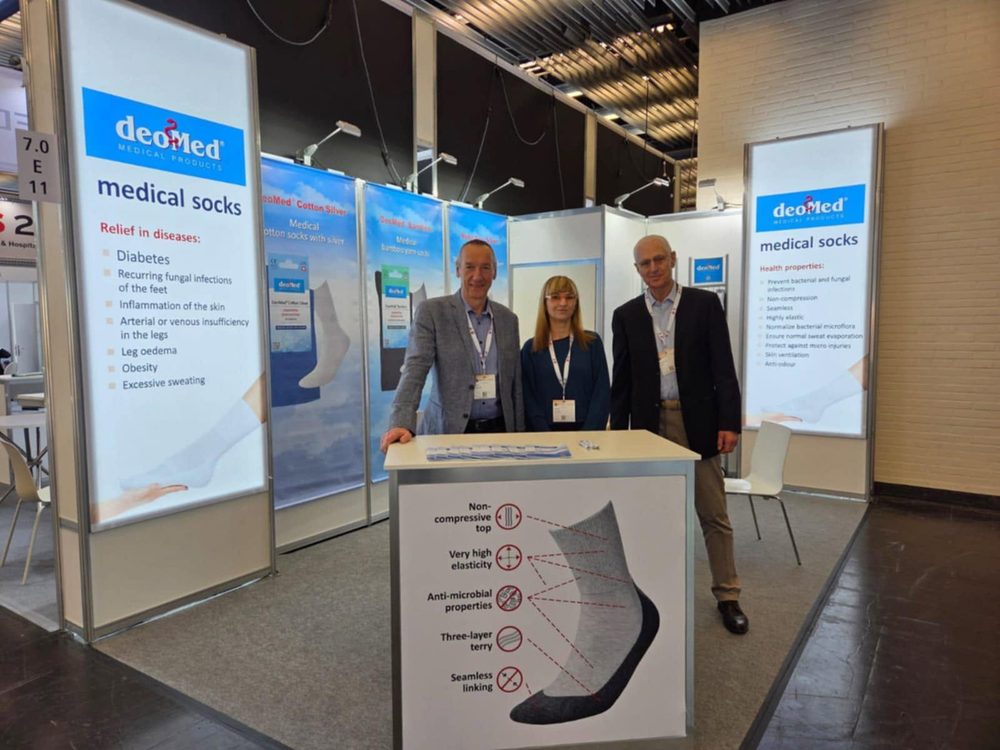JJW trade fair stand with DEOMED® displays and the team